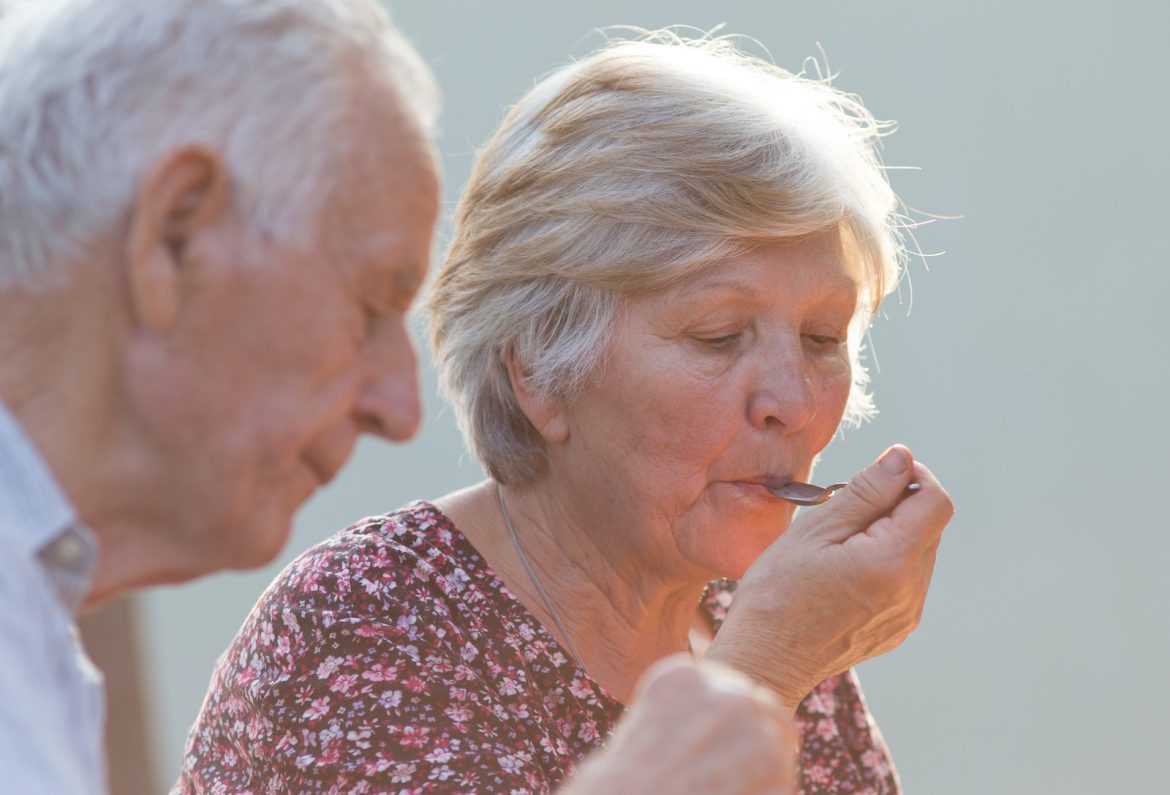 Old couple eating ice cream outside Nutrition nutri-obs